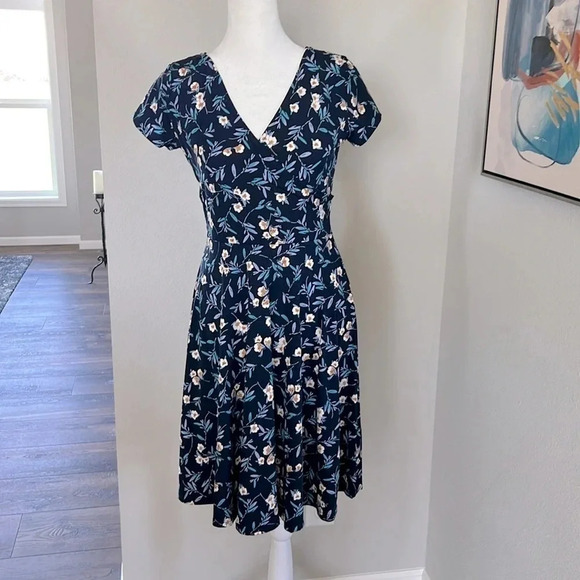 NWOT Kaileigh Amandine Floral Short Sleeve V-Neck Blue Dress Size Small - Picture 1 of 10